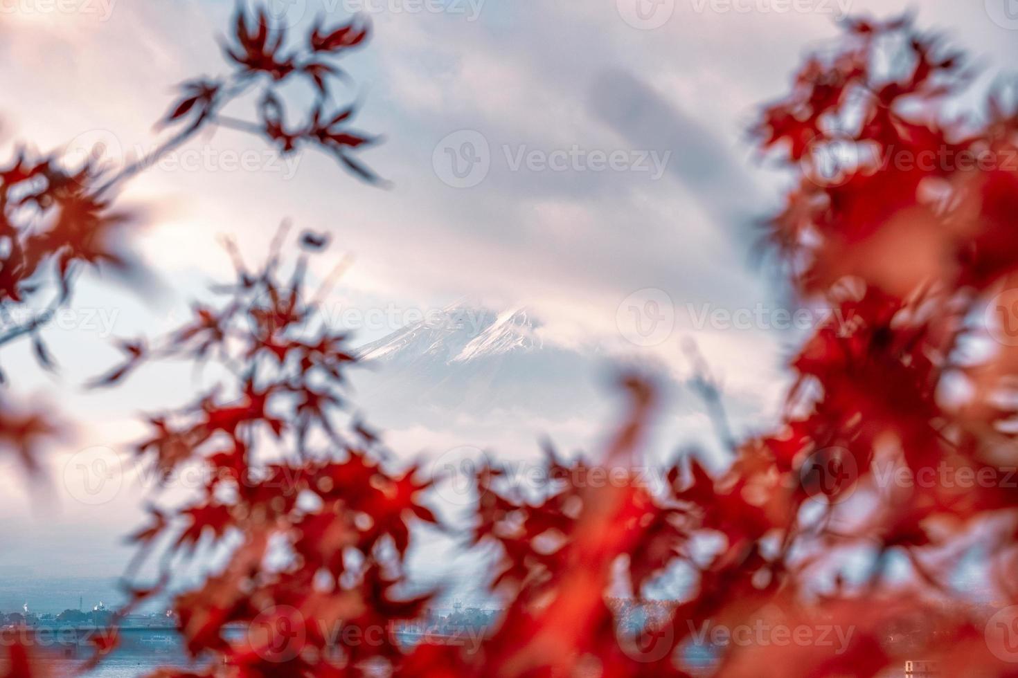 Mount Fuji schüchtern in Wolke mit verschwommenen Ahornblättern foto