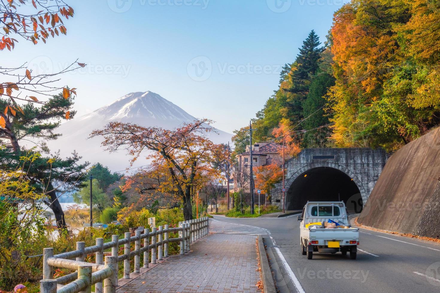 Mount Fuji am See mit Herbstgarten am Tunnel im Kawaguchiko-See foto