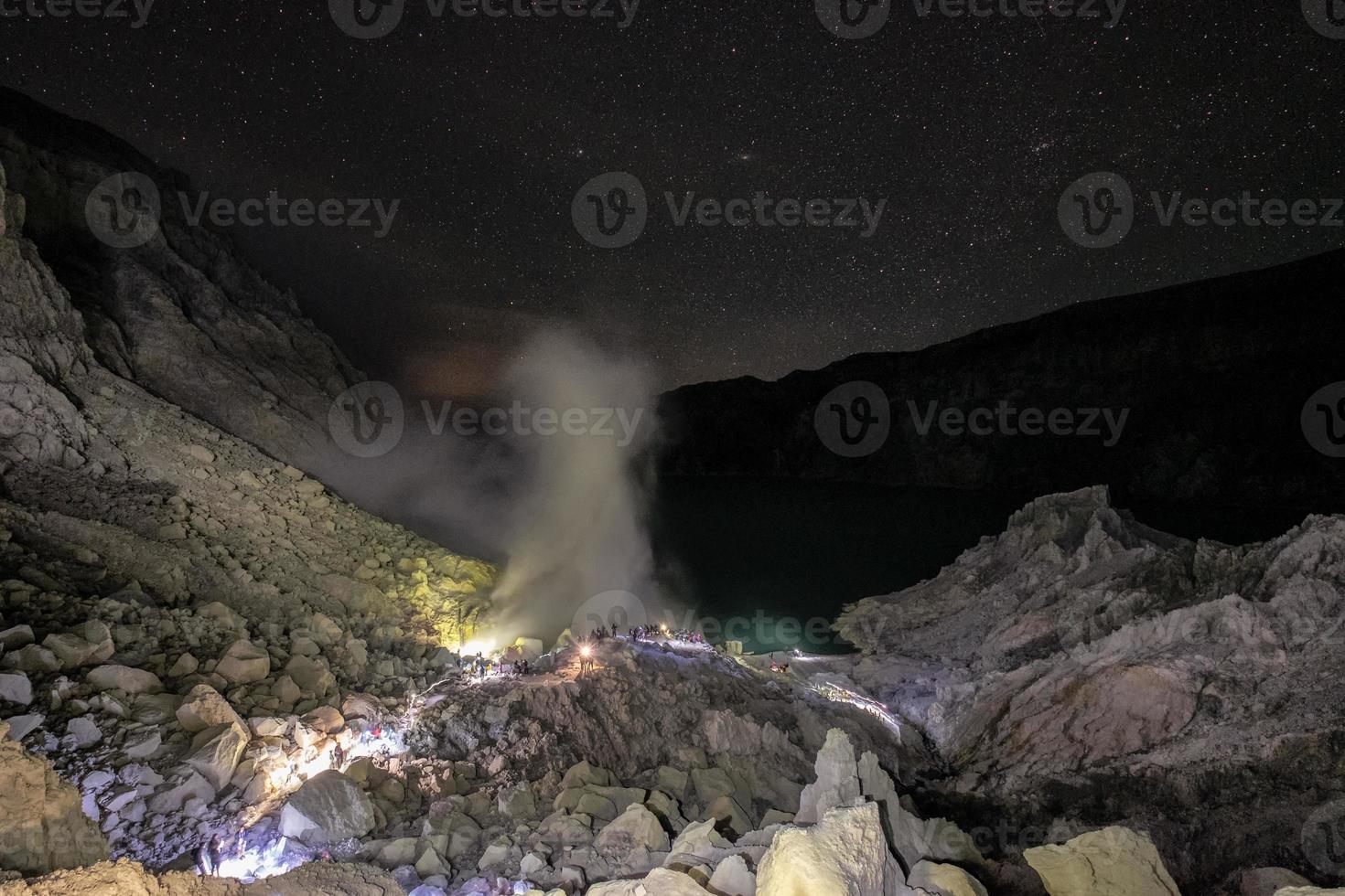 Kraterlandschaft mit Schwefelrauch mit blauer Flamme in der Nacht foto