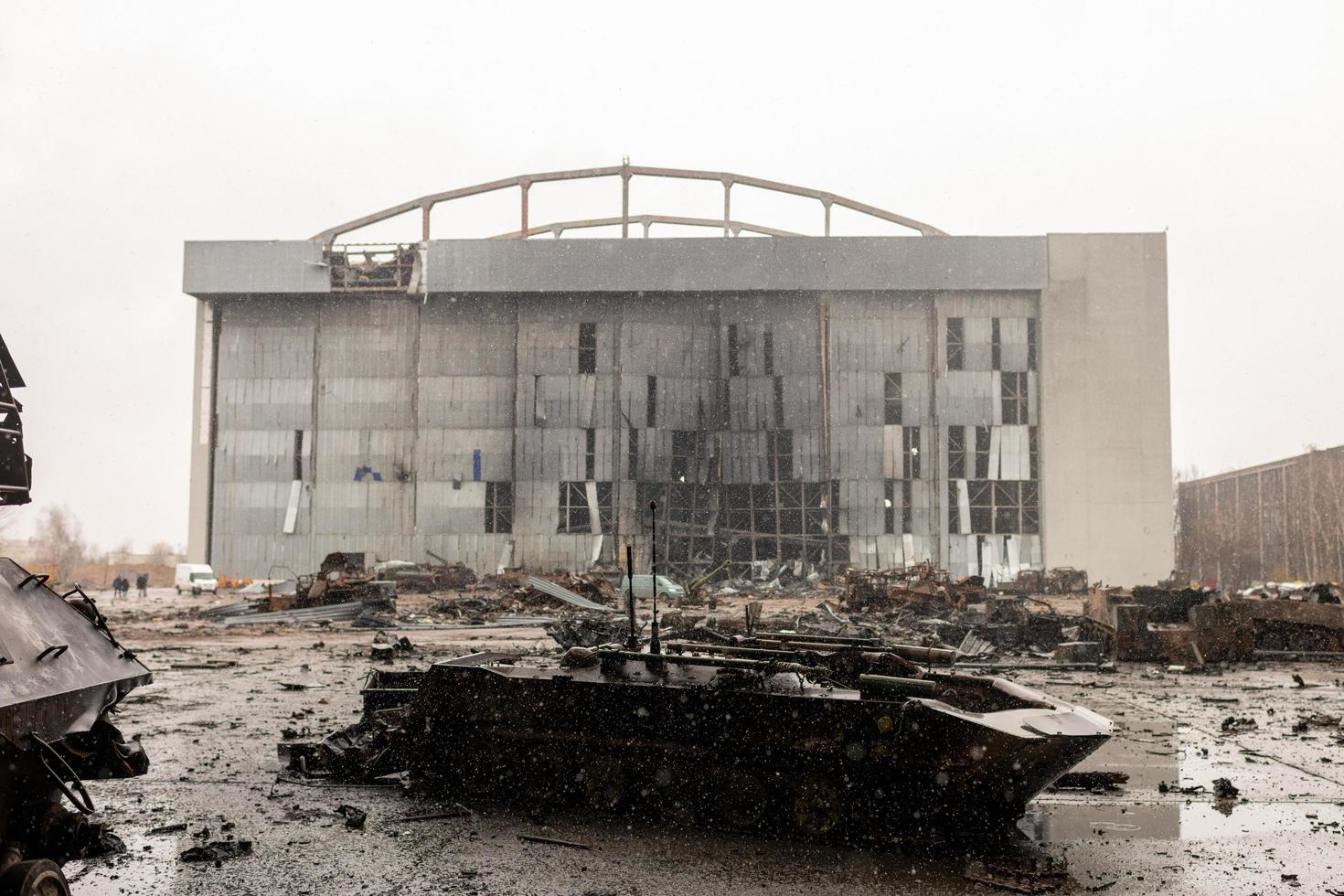 Krieg auf ukrainischem Flughafen von russischen Truppen zerstört foto