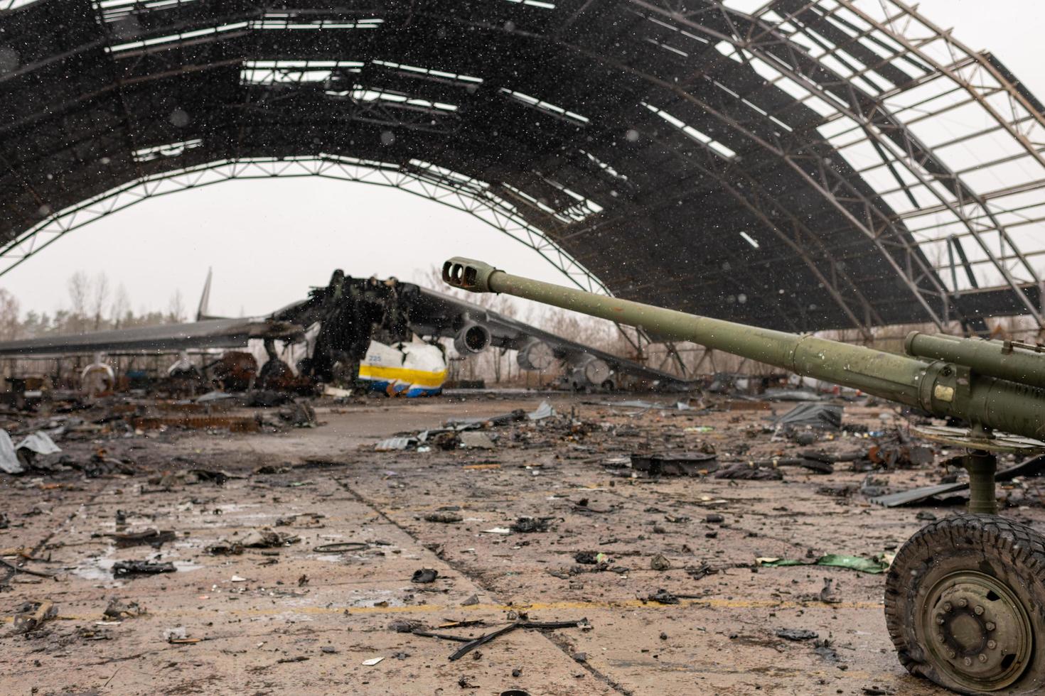 Krieg auf ukrainischem Flughafen von russischen Truppen zerstört foto