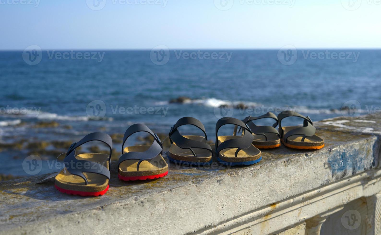 Kollektion von Herrensandalen in verschiedenen Farben für den Strandurlaub im Sommer foto