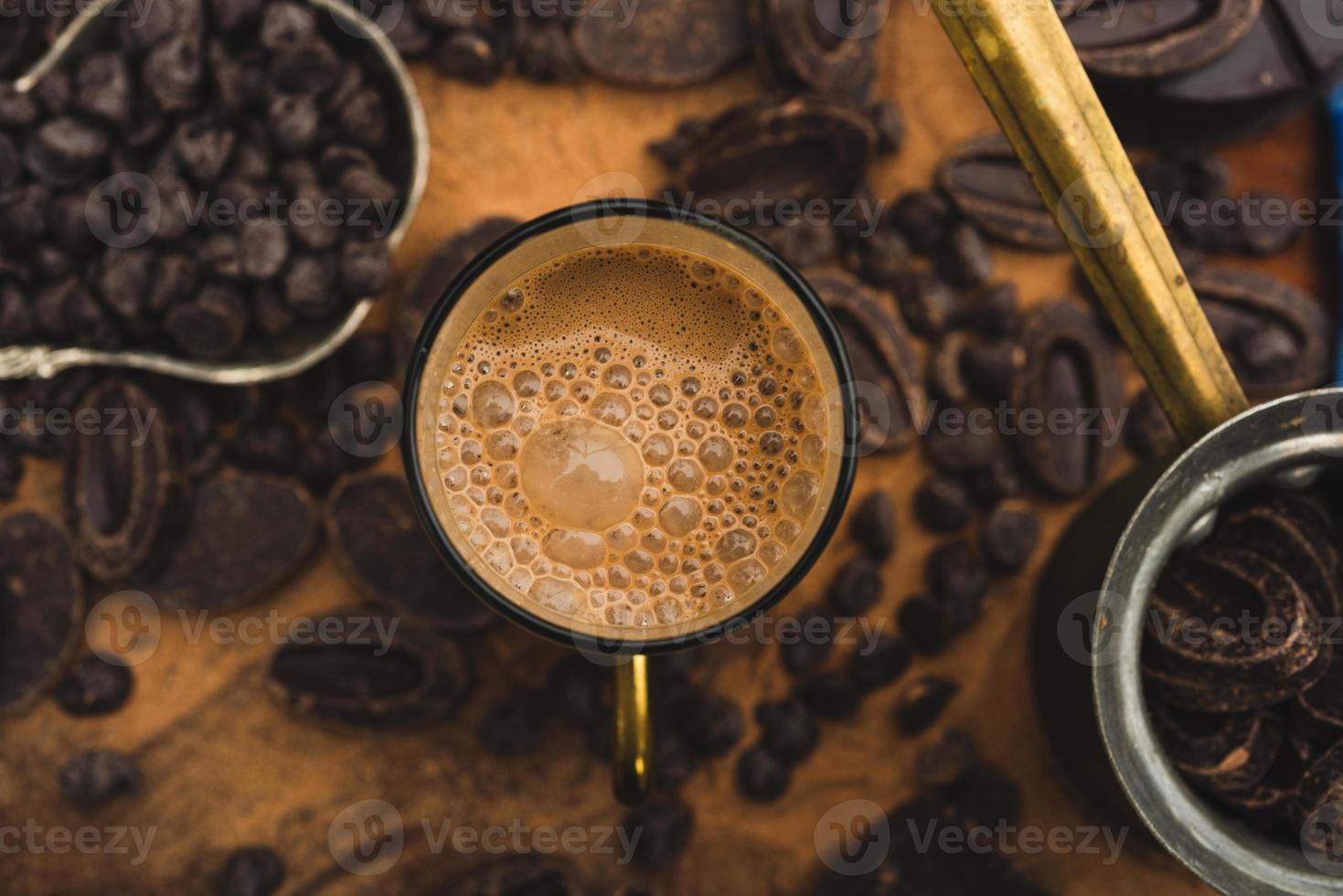 Schokoladenmilch im Glas über Ansicht foto