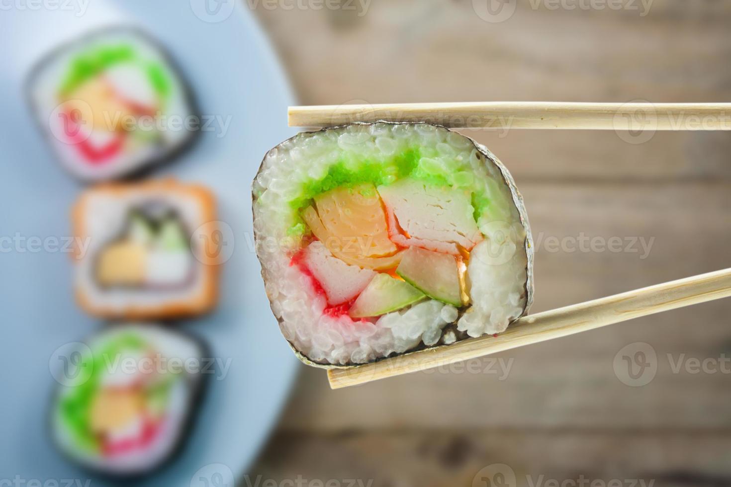 Sushi mit Stäbchen foto