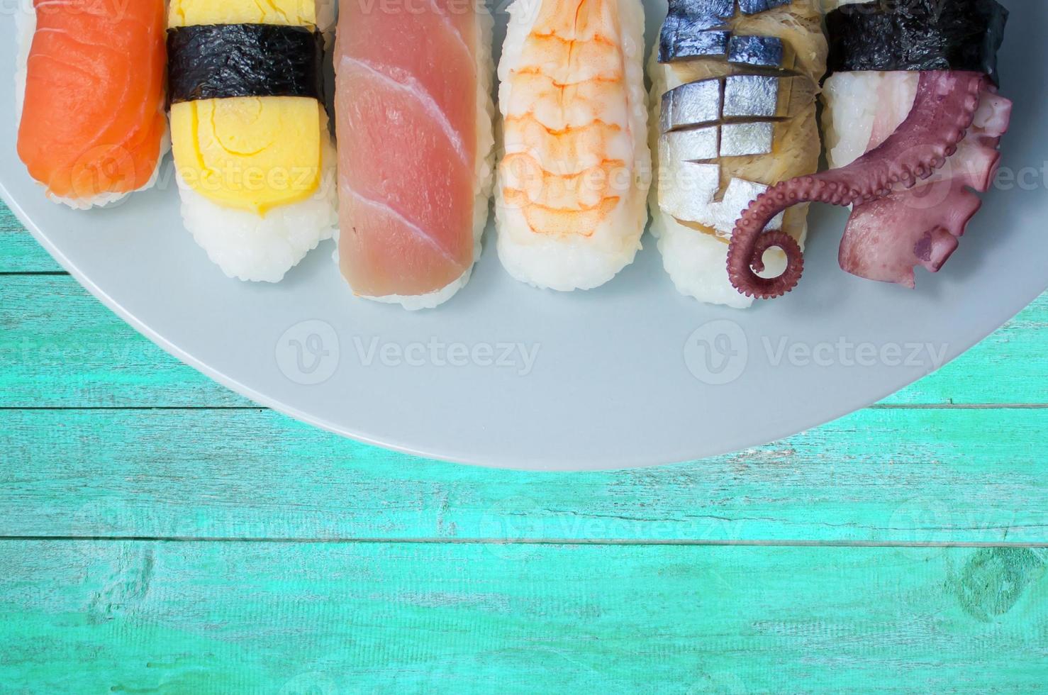 Sushi auf hölzernem Hintergrund eingestellt foto