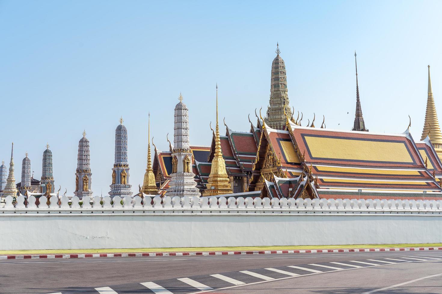 bangkok thailand 13. april 2022 außerhalb von wat phra kaew, dem tempel des smaragdbuddhas und dem großen palast. bangkok luxuriöser königlicher palast. foto