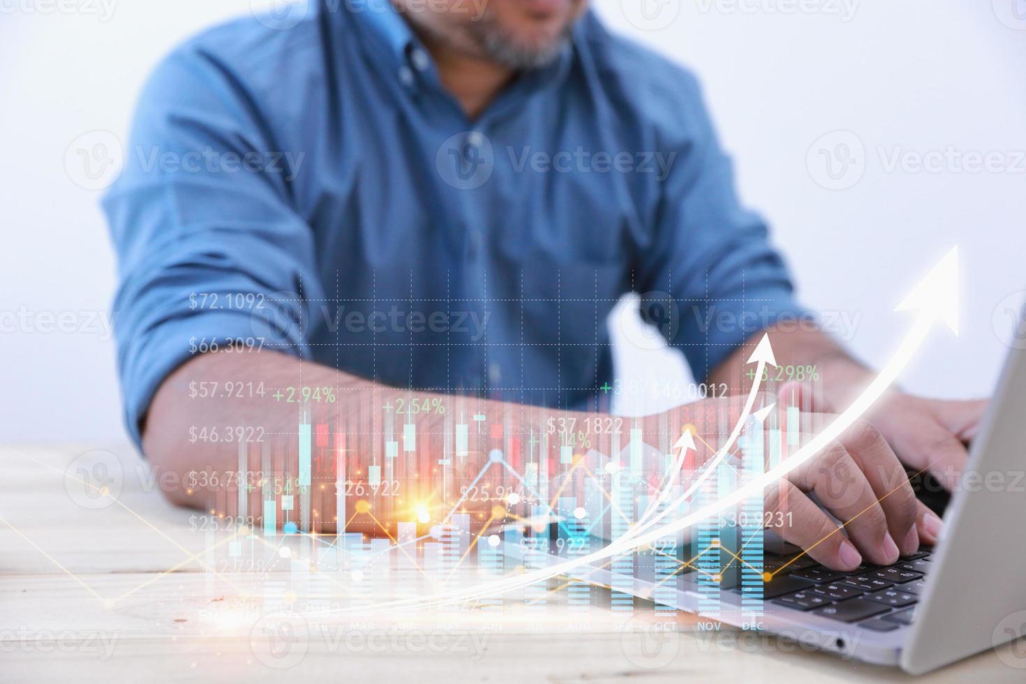 geschäftsmann verwendet laptop-computer für die analyse des wachstumsdiagramms des unternehmensgeschäfts. Strategie Aktienmarketing für Investitionen in die Zukunft planen. finanz-, investitions- und geschäftskonzept. foto