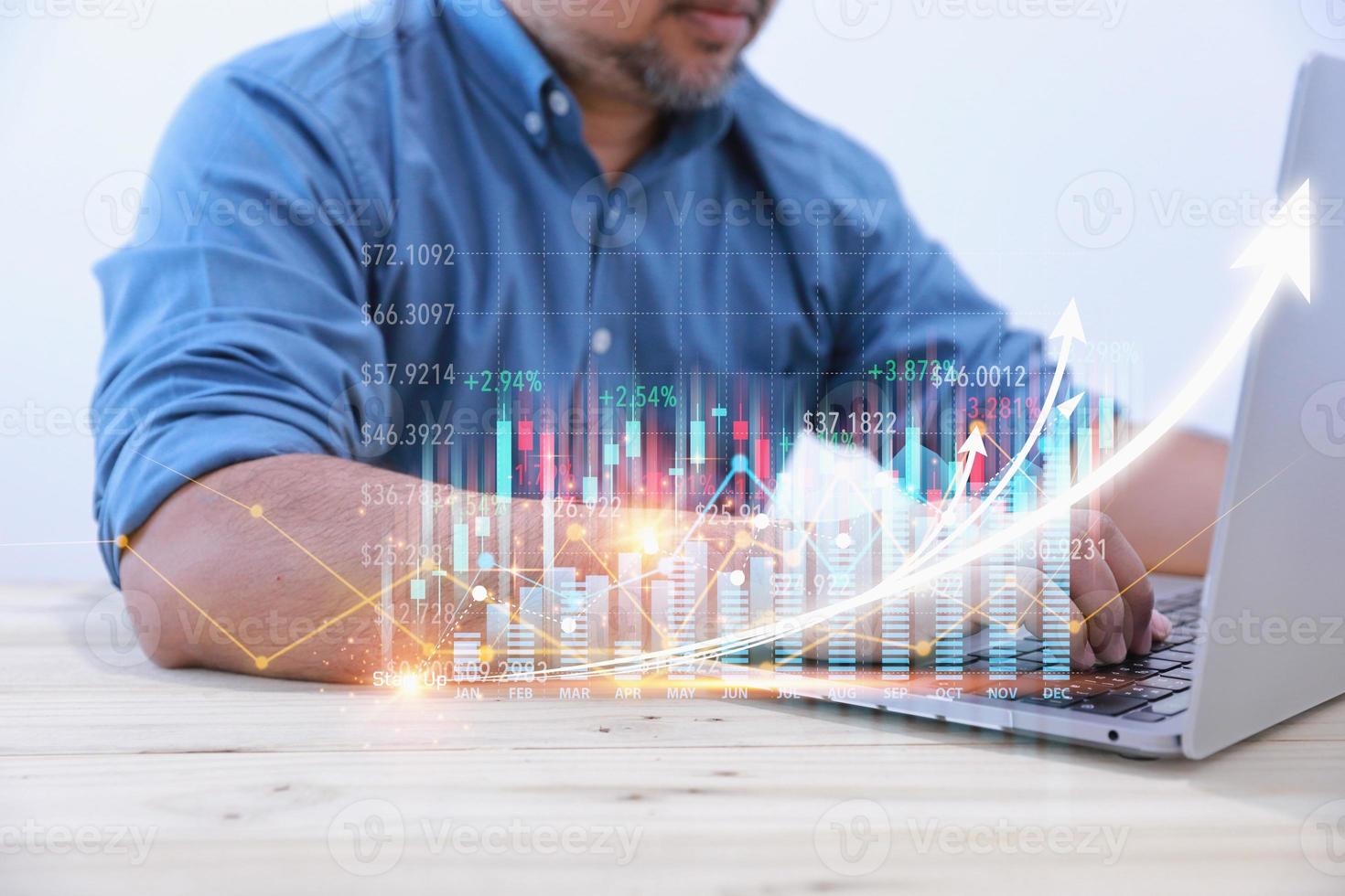 geschäftsmann verwendet laptop-computer für die analyse des wachstumsdiagramms des unternehmensgeschäfts. Strategie Aktienmarketing für Investitionen in die Zukunft planen. finanz-, investitions- und geschäftskonzept. foto