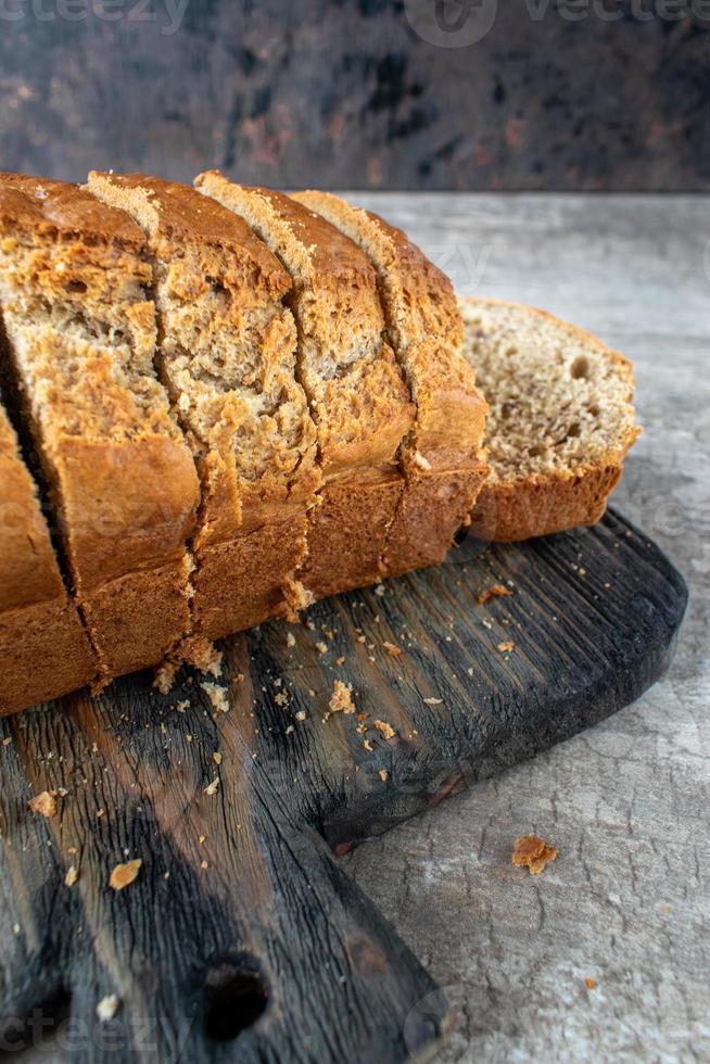 hausgemachte gestapelte Bananenbrotscheiben in rustikaler Umgebung foto