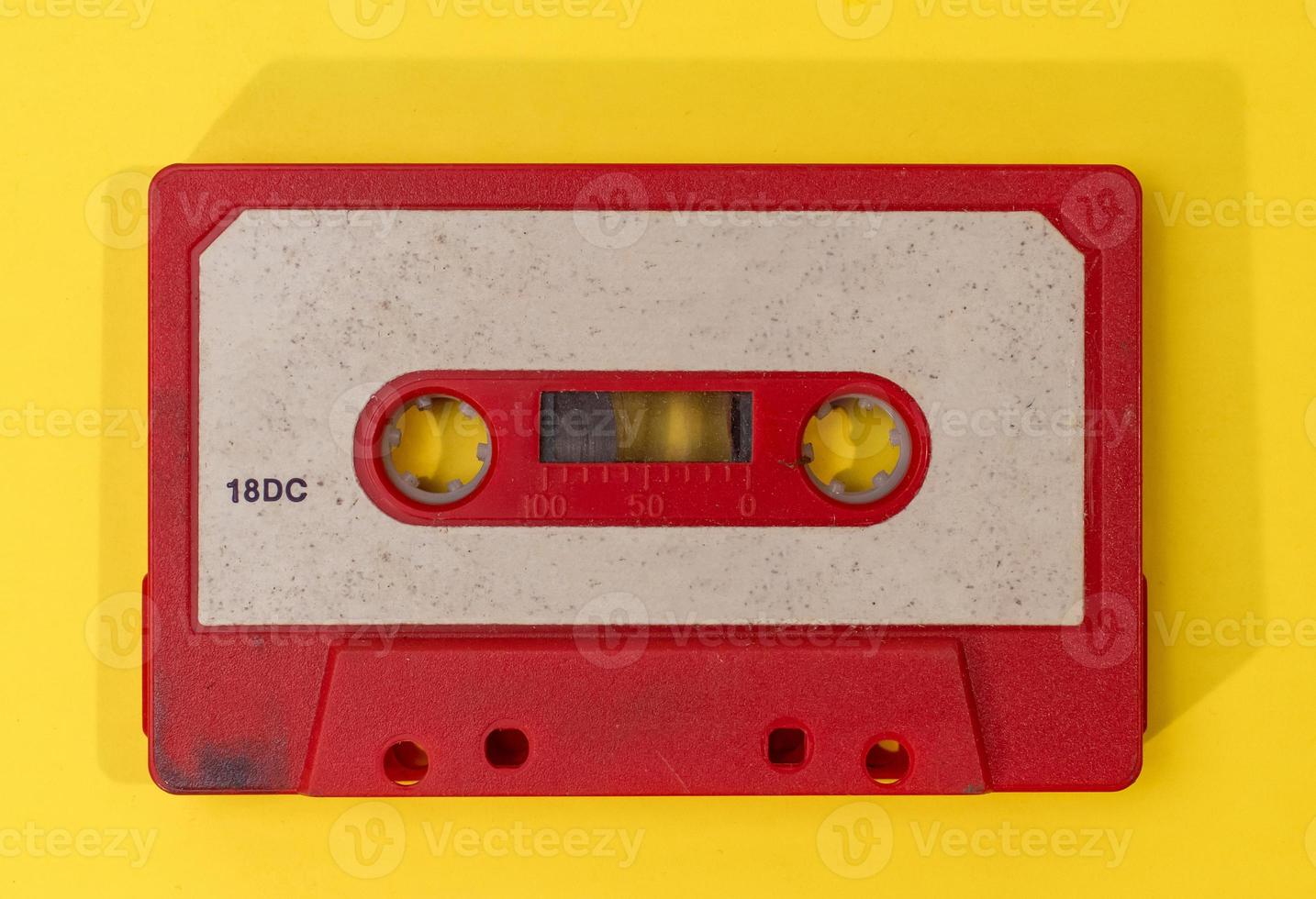 Alte Retro-Kassette mit Grunge-Label auf gelbem Hintergrund flach gelegt foto