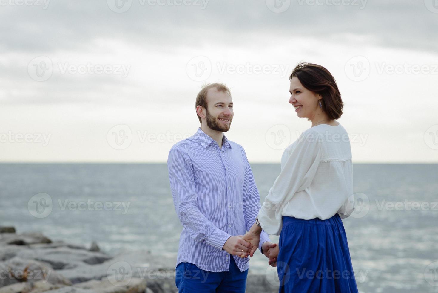 ein liebevolles paar, mann und frau, die sommerferien an einem tropischen paradiesstrand mit klarem meereswasser und landschaftlich genießen foto