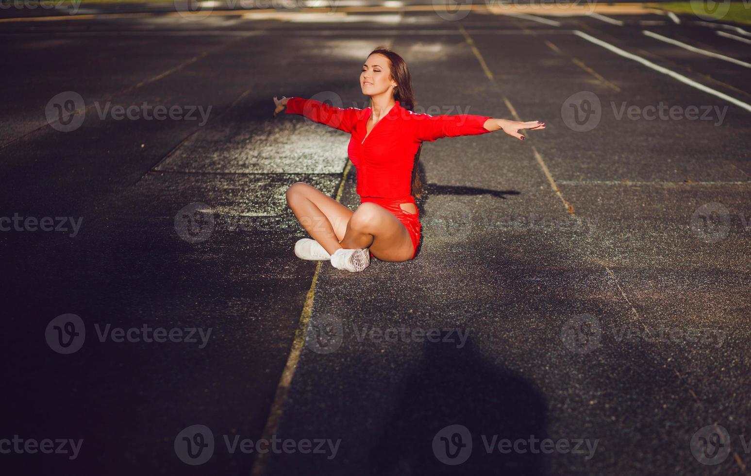 lächelnde junge Frau, die Yoga genießt foto