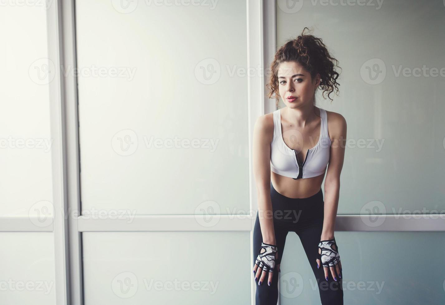 Frau in entspannender Sportkleidung foto