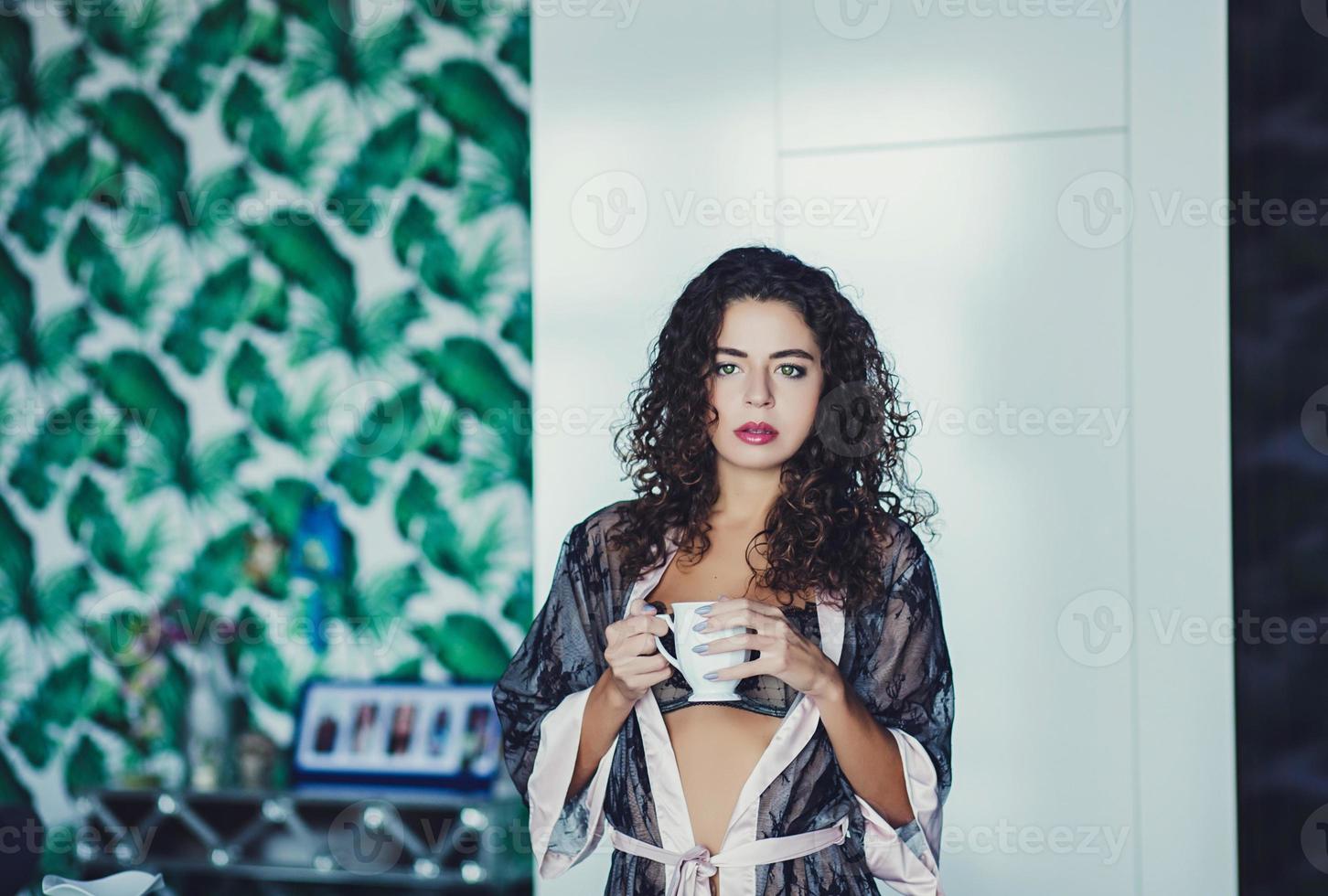 lockiges Mädchen mit Tasse Kaffee foto