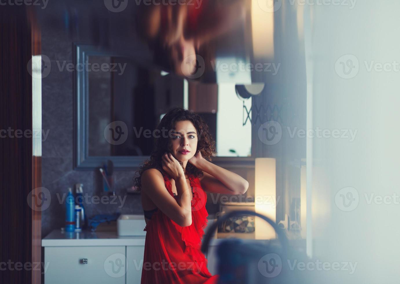 lockige Frau im roten Kleid foto