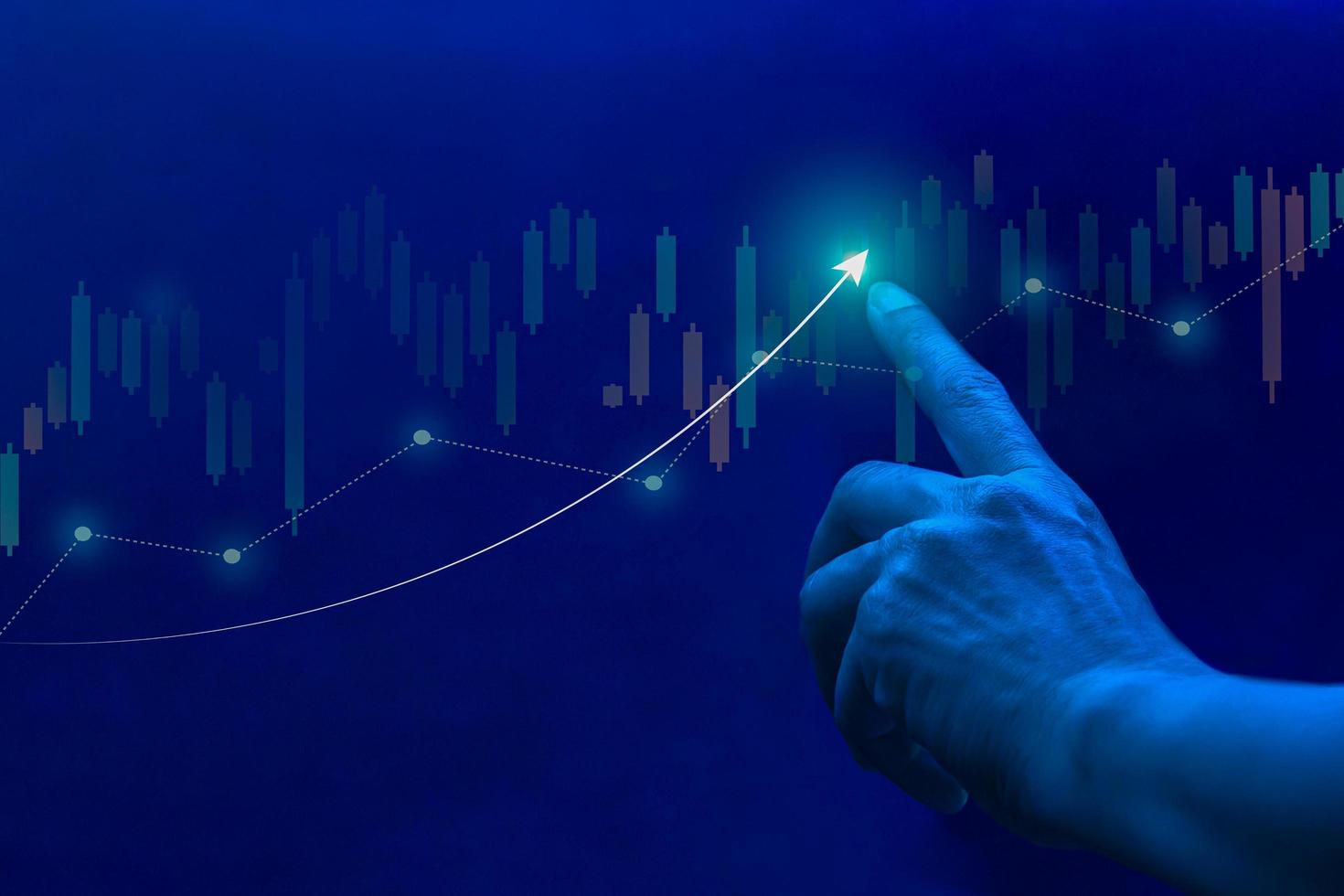 geschäftsmann, der fingerberührungssymbolaktiendiagramm und -diagramm auf virtuellem bildschirm verwendet. foto