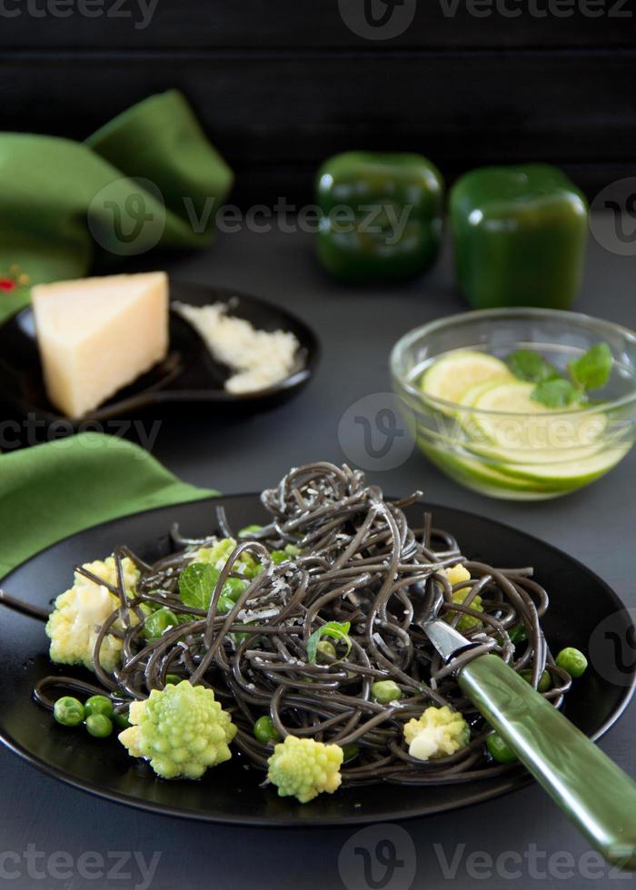 Tintenfisch-Spaghetti mit Brokkoli und grünen Erbsen. foto