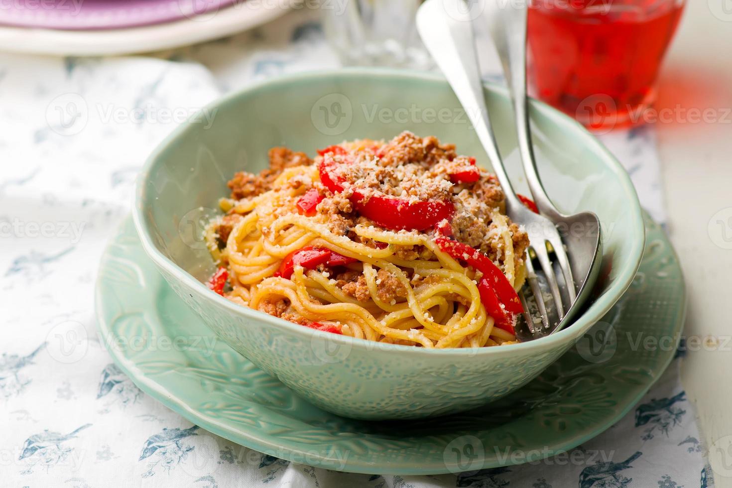 Spaghetti mit Hackfleisch und Pfeffer foto
