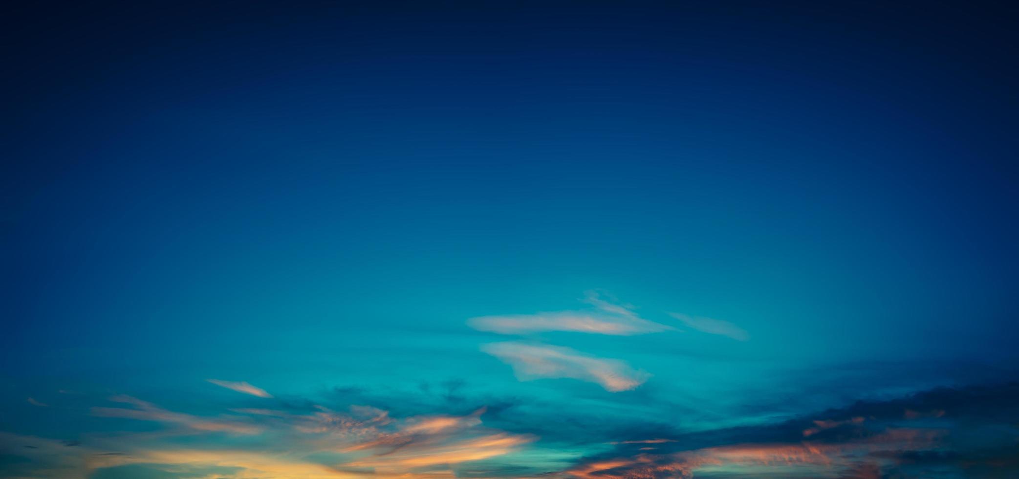 schöner sonnenuntergang mit blauem himmel und wolken natürlicher hintergrund. foto