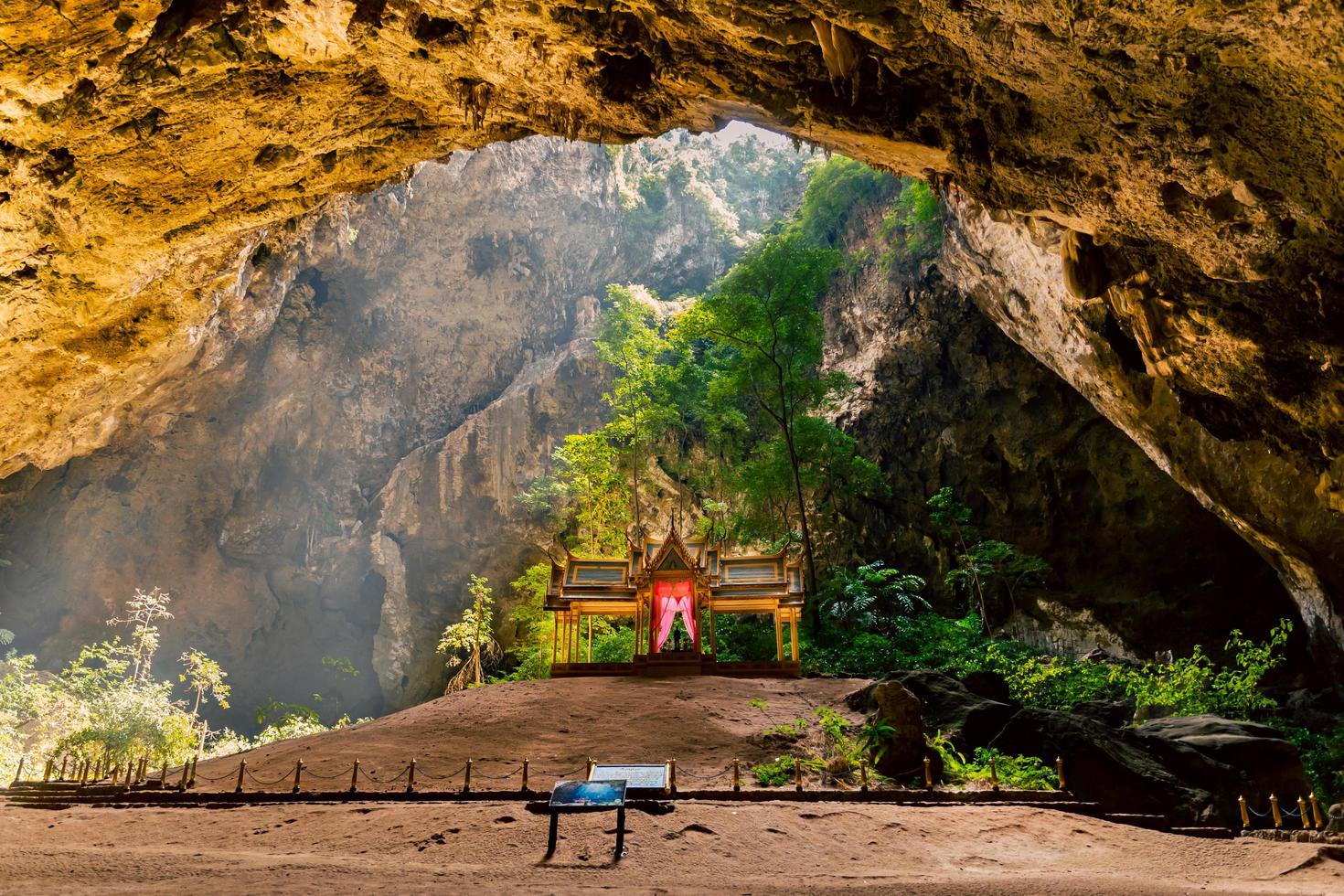 phraya nakhon höhle khao sam roi yot in der nähe von hua hin prachuab khiri khan provinz thailand. foto