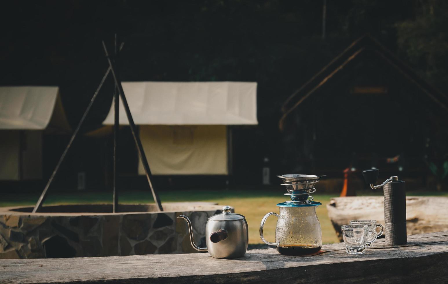 Die Kaffeemaschine steht auf dem Holzstuhl im Campingplatz. foto