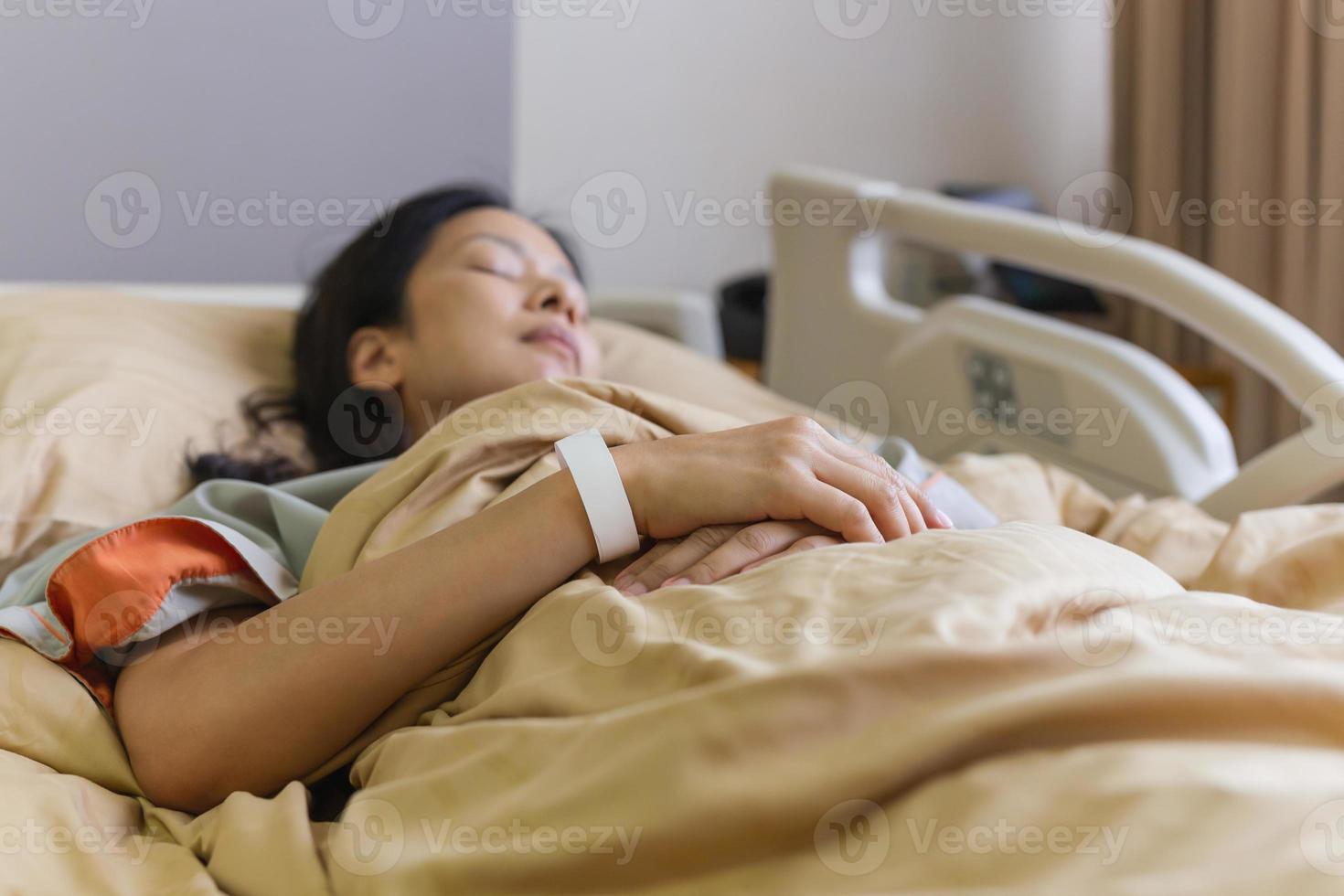 Patientin liegt auf dem Krankenhausbett. foto