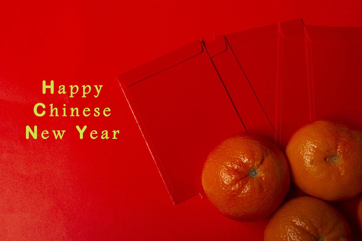 chinesisches neujahrskonzept - mandarinen und rotes paket foto