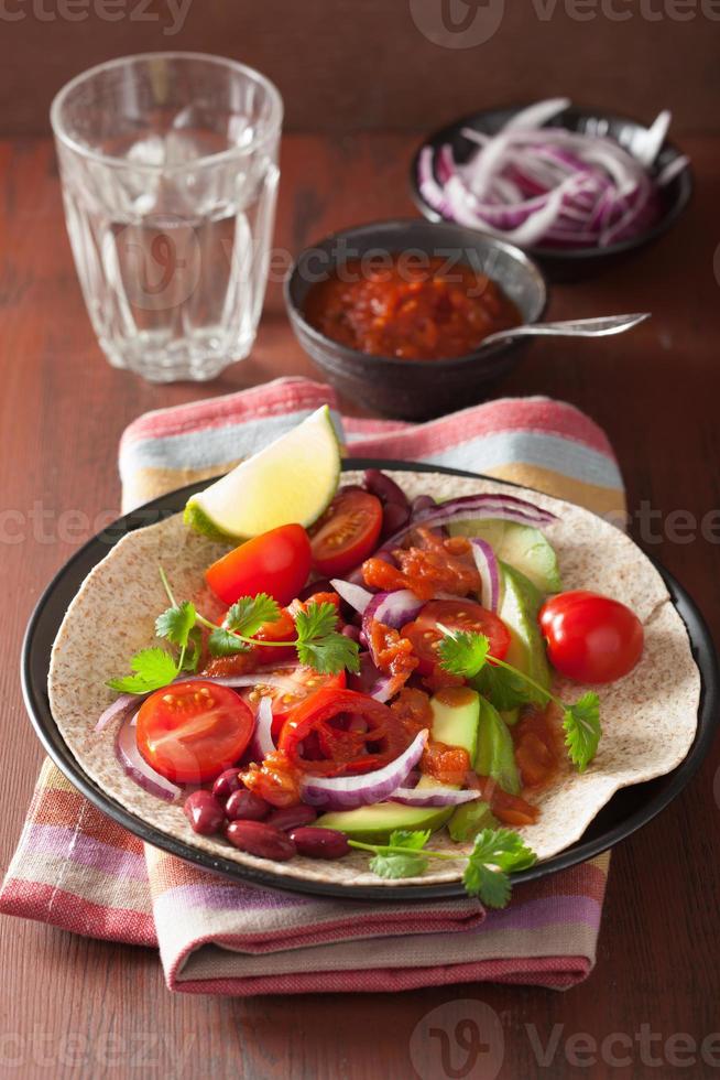 veganer Taco mit Gemüse, Kidneybohnen und Salsa foto