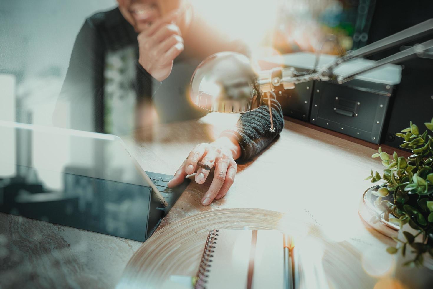 mann, der voip-headset mit digitalem tablet-computer verwendet, der intelligente tastatur andockt, konzeptkommunikation, it-unterstützung, callcenter und kundendienst-helpdesk, filterfilmeffekt foto