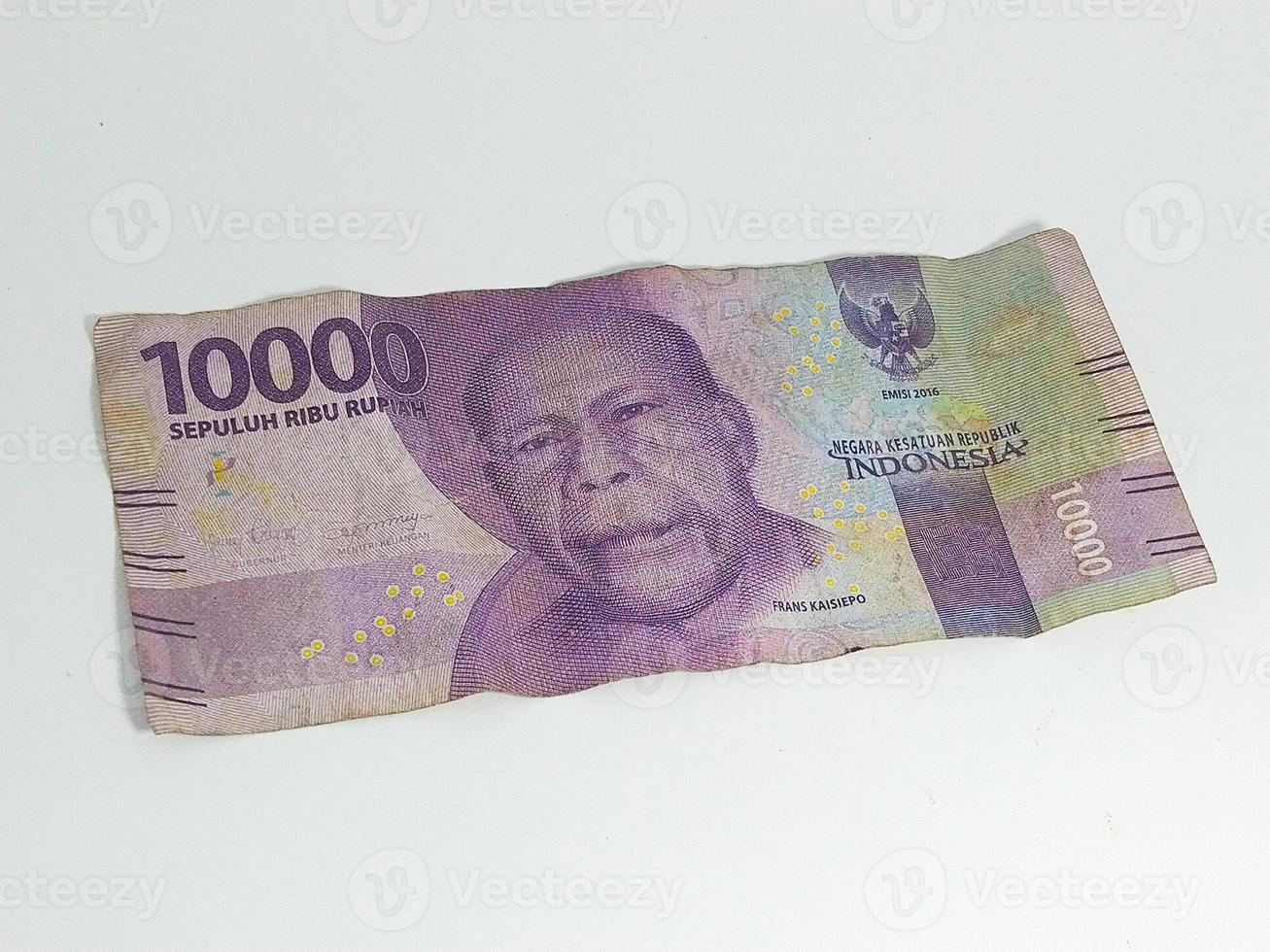 indonesisches Geld, 10000 Banknoten isoliert auf weißem Hintergrund foto