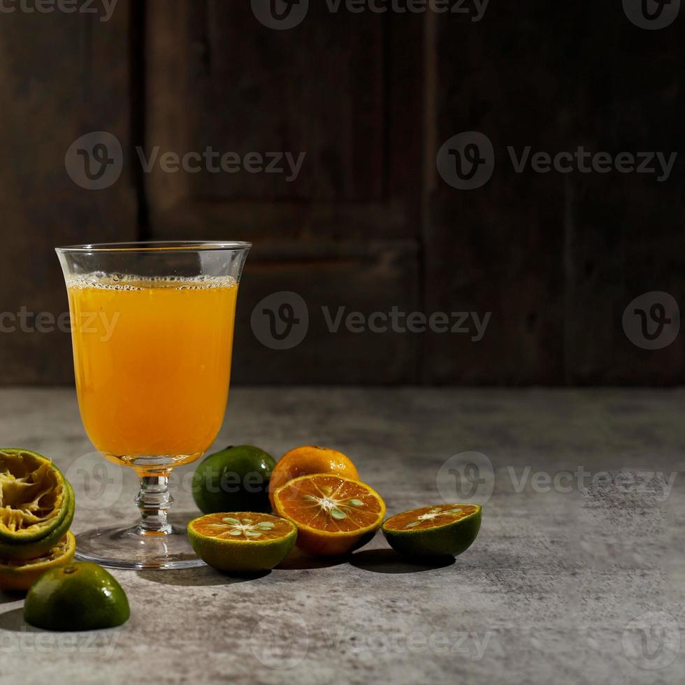 warmer orangensaft auf einem glas, frisch gemacht mit kleiner orange. Kopieren Sie Platz für Text oder Werbung foto