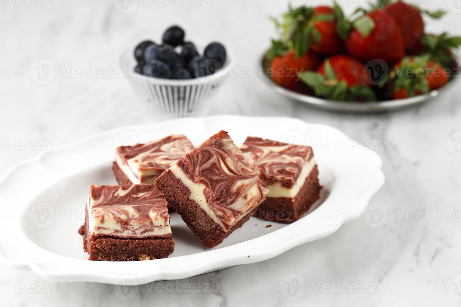 Schokoladen-Frischkäse-Brownie aus samtigem Schokoladen-Frischkäse mit Wirbelmotiv auf der Oberseite, köstlicher hausgemachter Kuchen mit zwei Schichten. foto