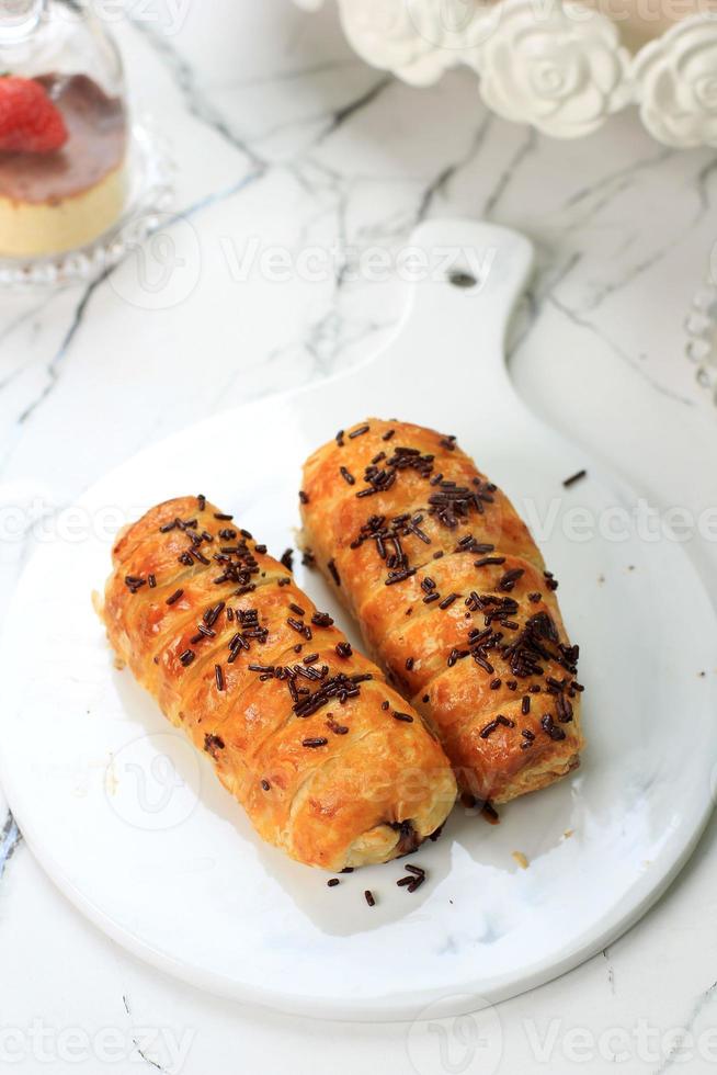 ausgewählter fokus nahaufnahme bolen lilit oder bananenbrötchen von der bäckerei bread.co bandung. Gebäck mit Bananenfüllung, bestreut mit Schokolade oder geriebenem Käse foto