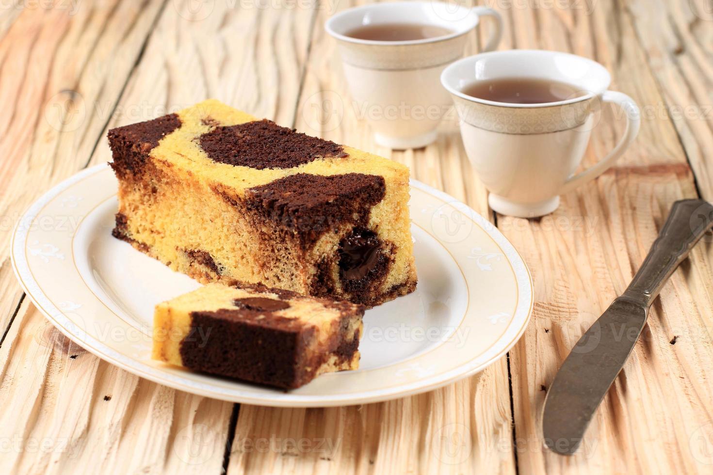 Scheibe Marmorreisekuchen, quadratischer Kuchen mit geschmolzener Schokolade in der Mitte. foto