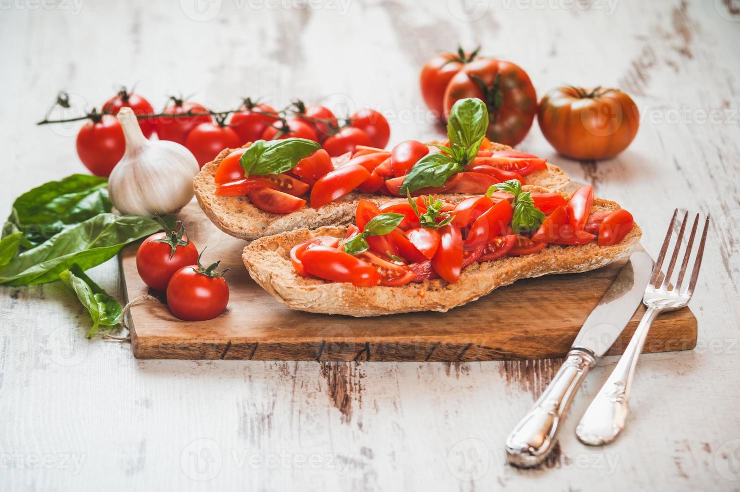 italienische Vorspeise, Bruschetta mit sizilianischer roter frischer Tomate auf a foto