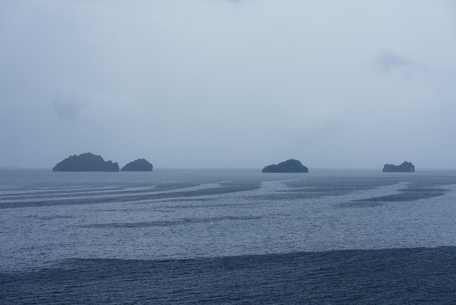 an launischen Tagen über dem Meer regnen foto
