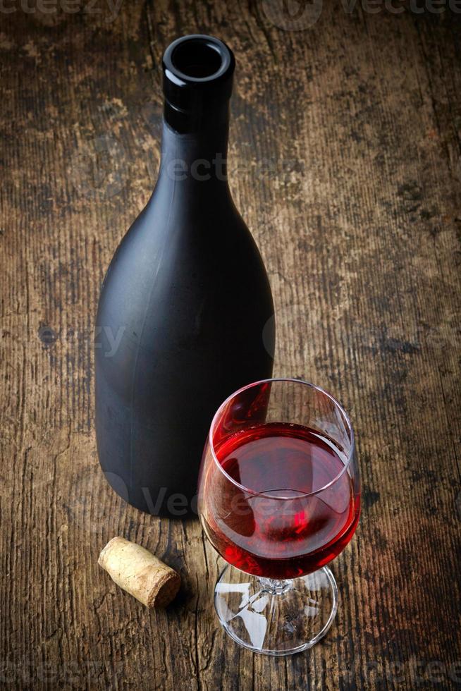 Rotwein und schwarze Flasche foto