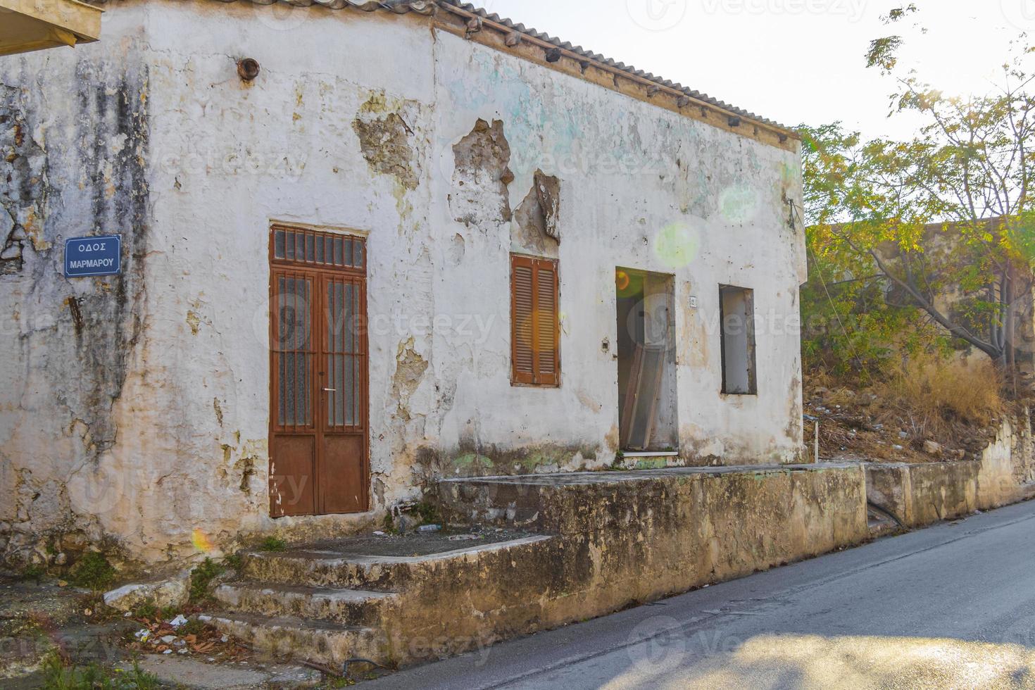 alte verlassene kaputte und schmutzige häuser gebäude rhodos griechenland. foto