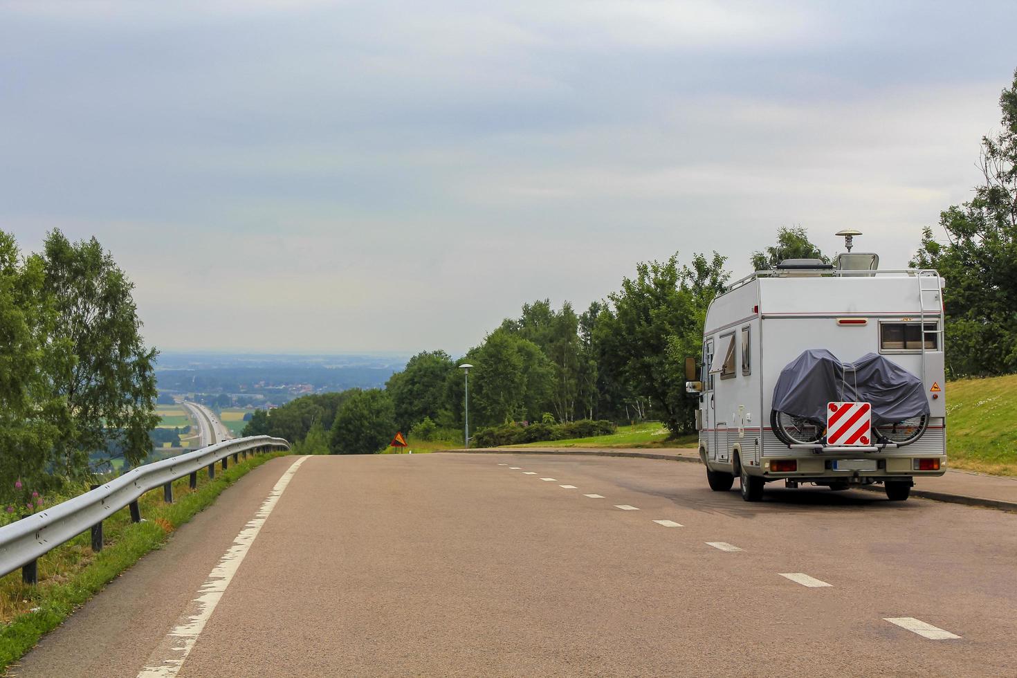 Wohnwagen Camper auf dem Weg zur Autobahn in Schweden. foto