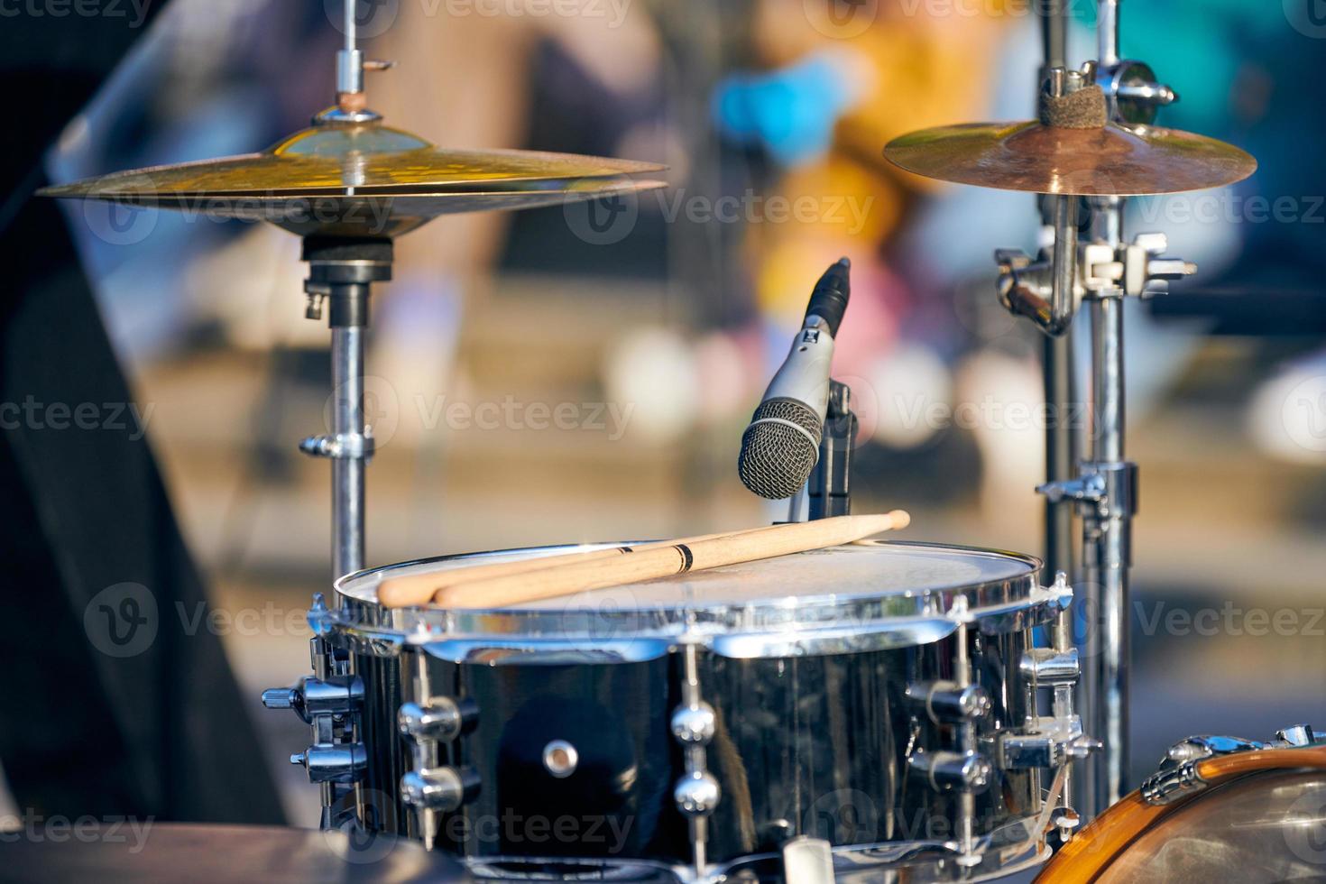 Drum-Kit bei Outdoor-Rock-Party aus nächster Nähe, Drumsticks auf Tom-Tom-Trommel bei Sommer-Rock-Party im Freien foto