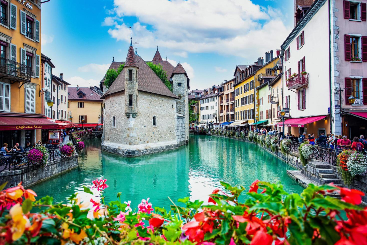 der blick auf den stadtkanal mit mittelalterlichen gebäuden in der altstadt von annecy, das restaurant in der nähe des flusses du in der altstadt, das gebäude sieht mitten in einer großstadt großartig aus. foto