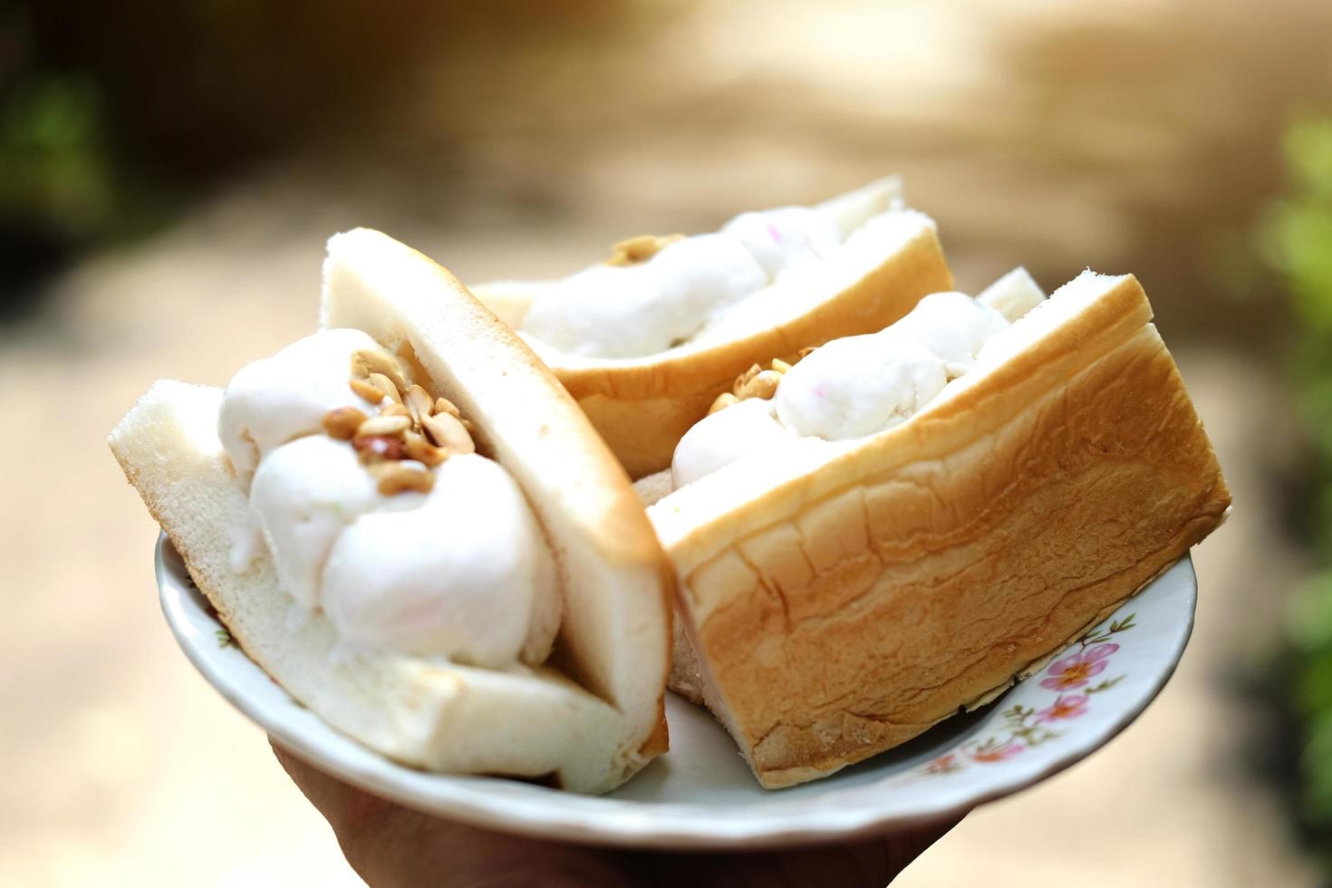 thailändischer süßer Nachtisch. Kokoseis mit Brot foto