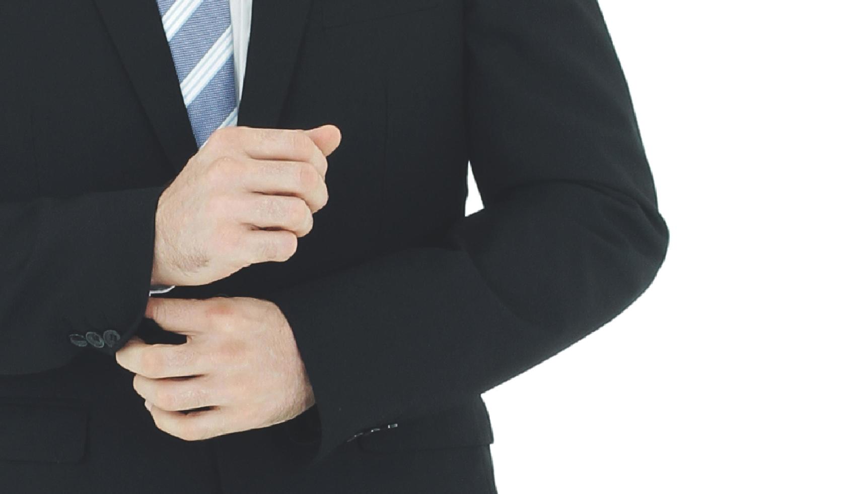 hübscher und intelligenter Geschäftsmann im schwarzen Anzug lokalisiert auf weißem Hintergrund. Platz kopieren foto