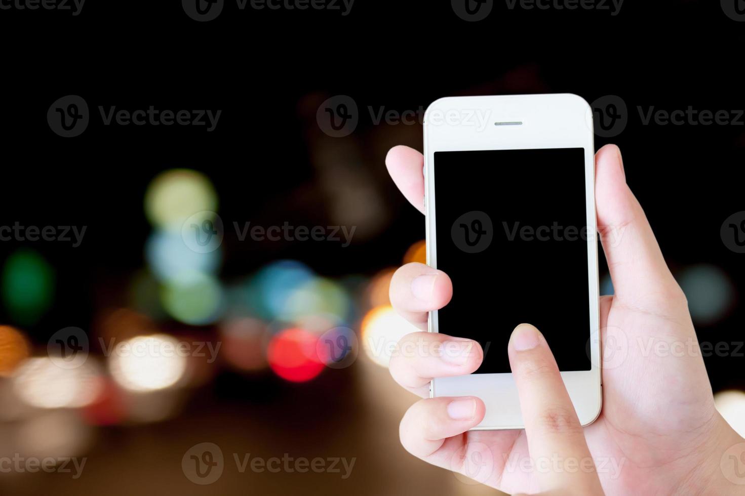 Geschäftskonzept, Hand, die Mobile mit Ampel unscharfem Hintergrund hält foto