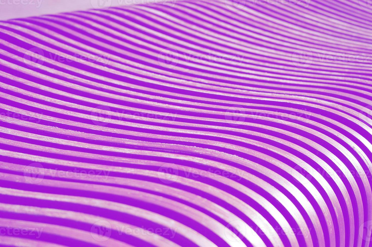 abstraktes muster aus gebogenen lavendelholzbohlen. Sonnenlicht auf der Oberfläche. Cover-Design, modernes geometrisches Muster. foto