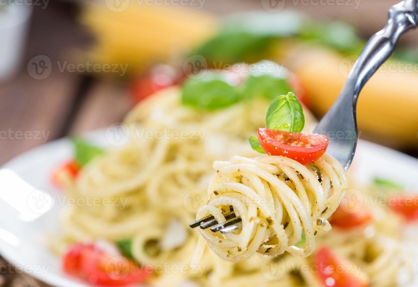Spaghetti mit Pesto auf einer Gabel foto