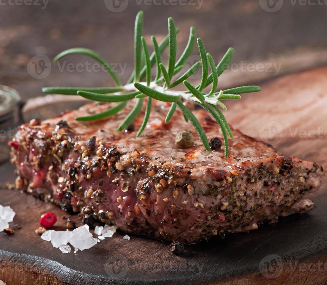 saftiges Steak medium rare beef mit Gewürzen foto