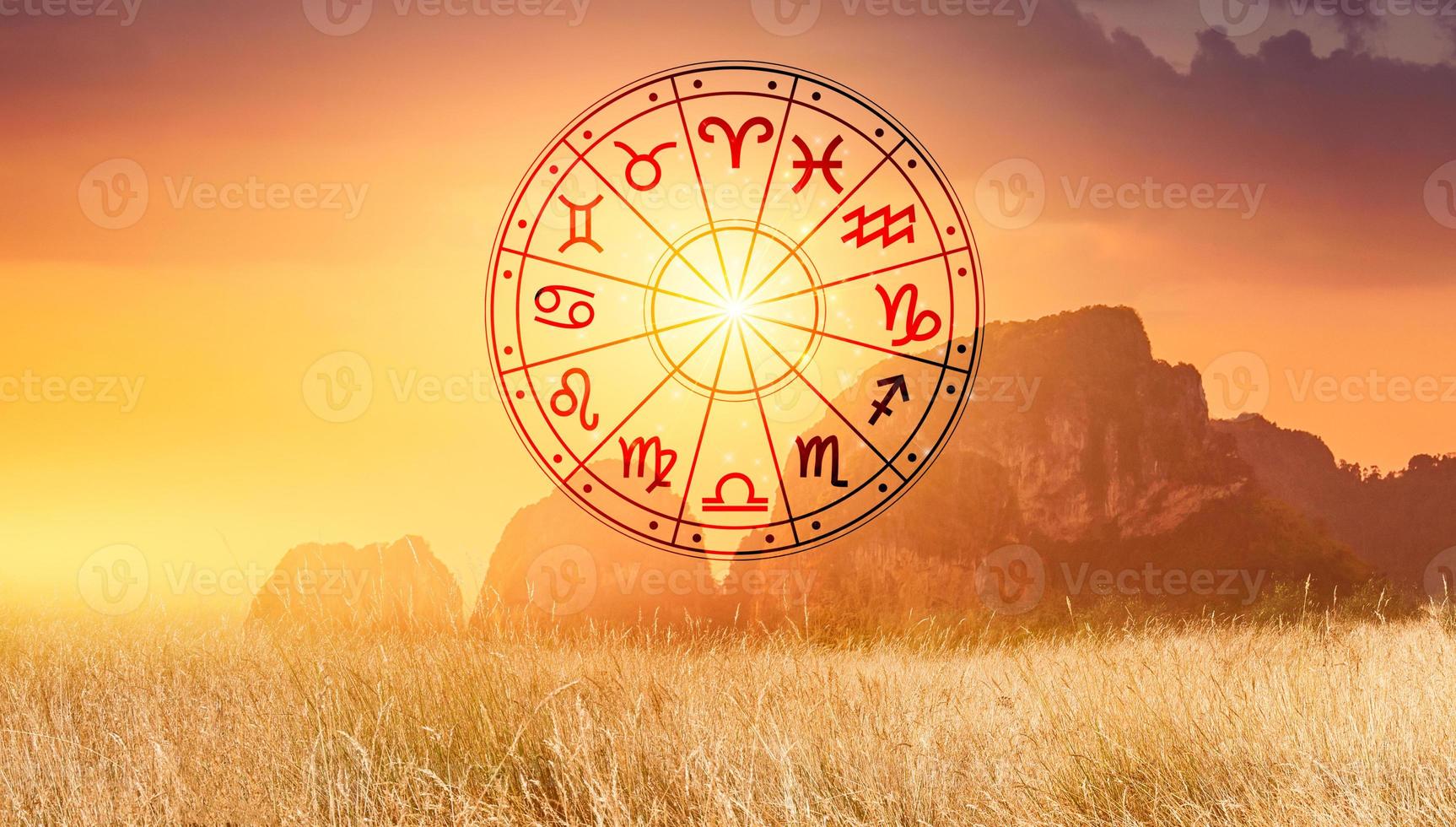 Sternzeichen innerhalb des Horoskopkreises. Astrologie am Himmel mit vielen Sternen und Monden Astrologie- und Horoskopkonzept foto