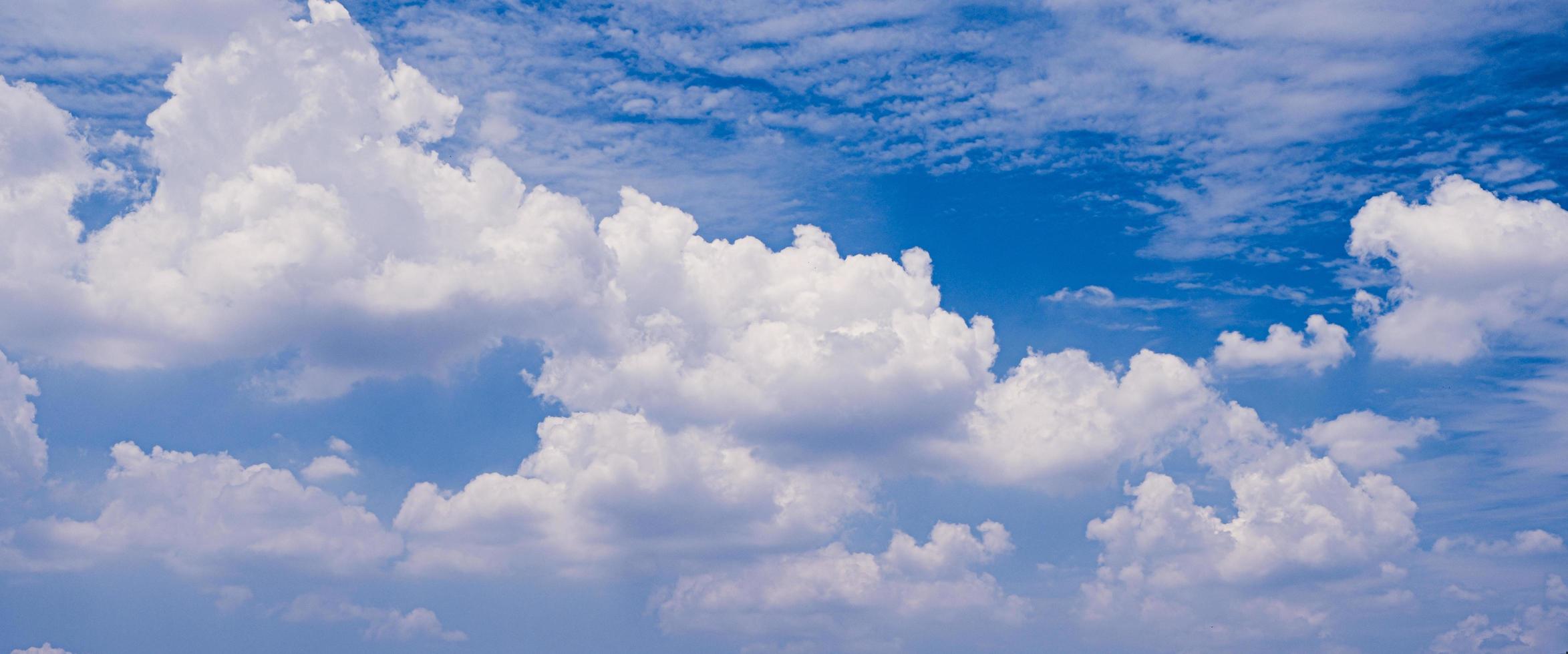 weiße flauschige Wolken mit blauem Himmel Natur Hintergrund abstrakte Wettersaison. foto