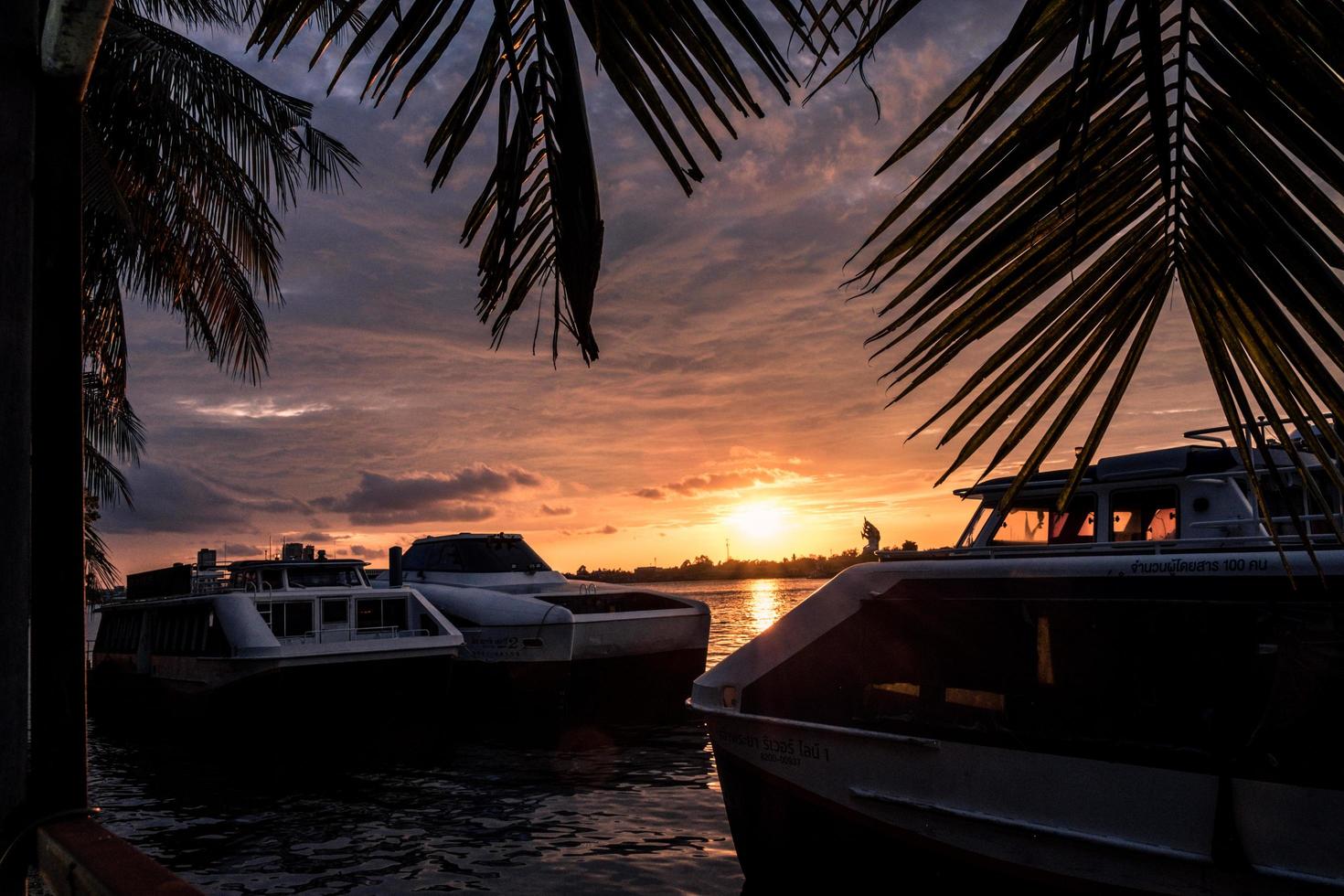 bangkok thailand bangkok smart fähre elektrische passagierboote städtische linie am pier warten auf abfahrt bei sonnenuntergang foto